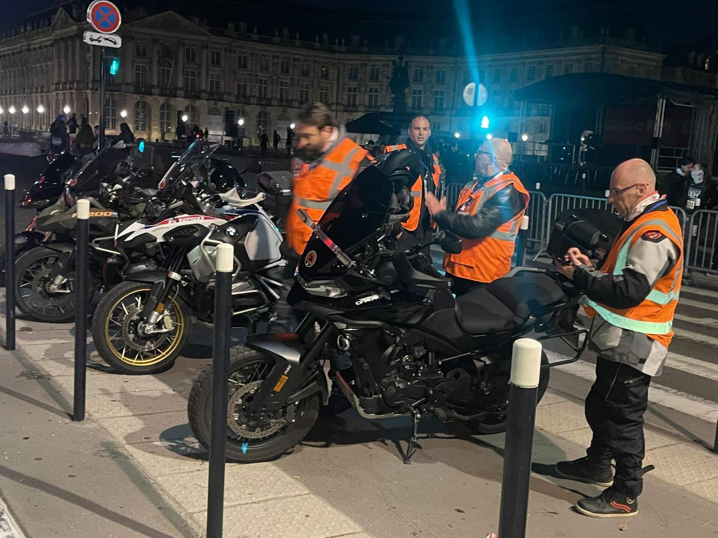 Membres mobilisés lors d’une intervention nocturne à Bordeaux.