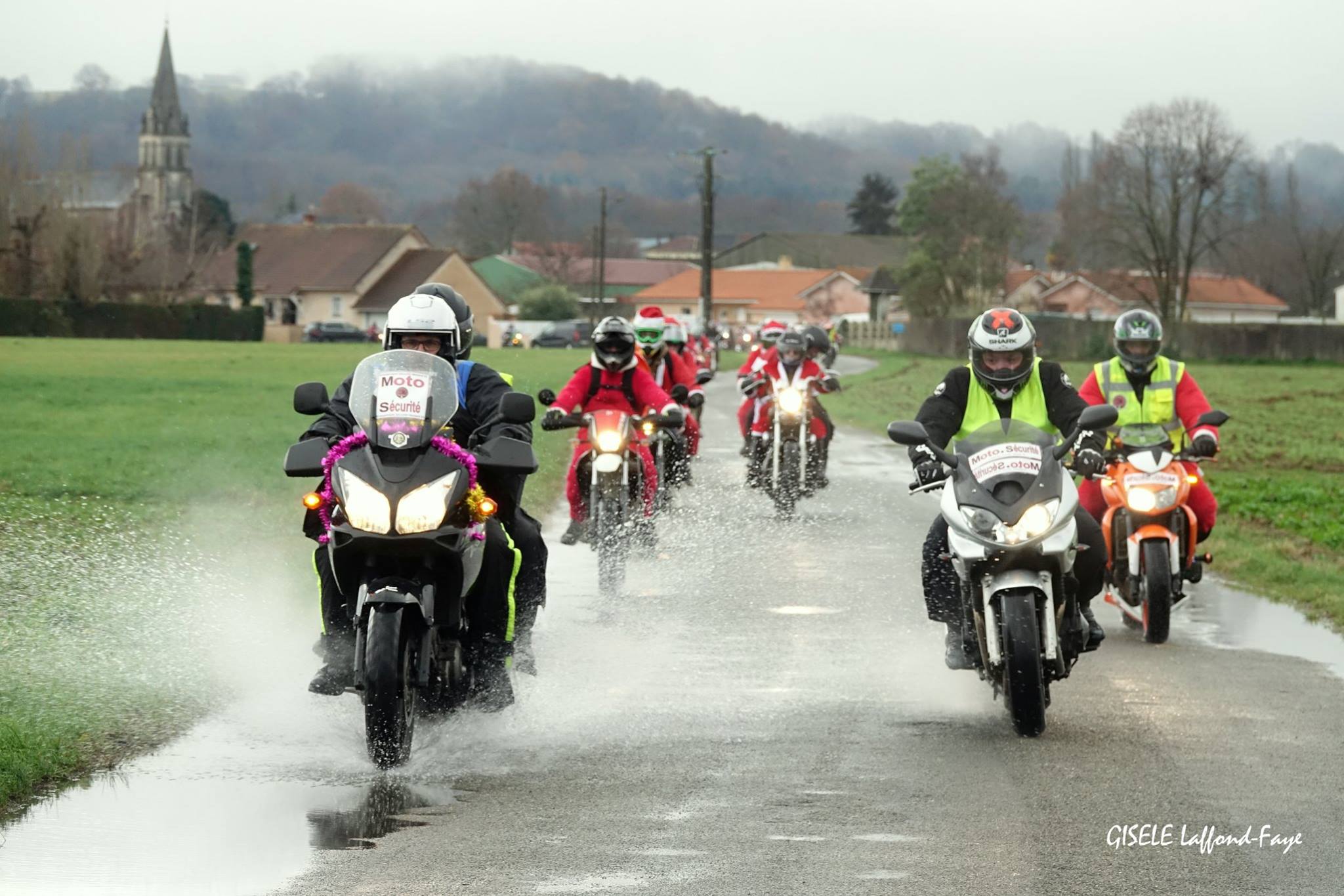 Motards en intervention sur route mouillée.